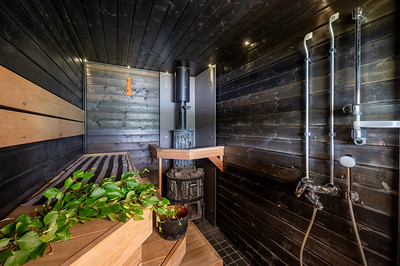 Mustanpuhuva, uudehko sauna jossa tyylikäs kiuas ja vihta. Kuvattu Somerolla.