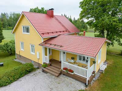 Hyvin pidetty, perinteinen omakotitalo puutarhan ympäröimänä. Kuvattu Salossa.