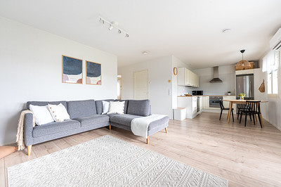 Vaalea, moderni rivitaloasunto. Kuvattu Halikossa.