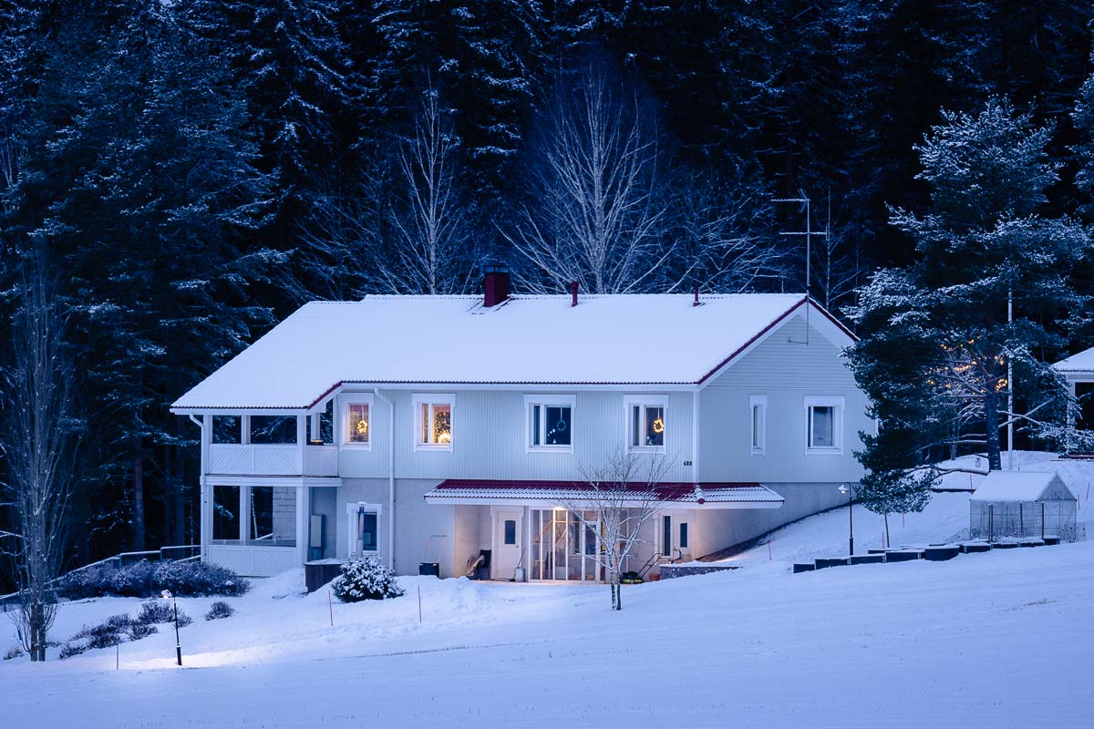 Tunnelmallinen iltakuva omakotitalosta.