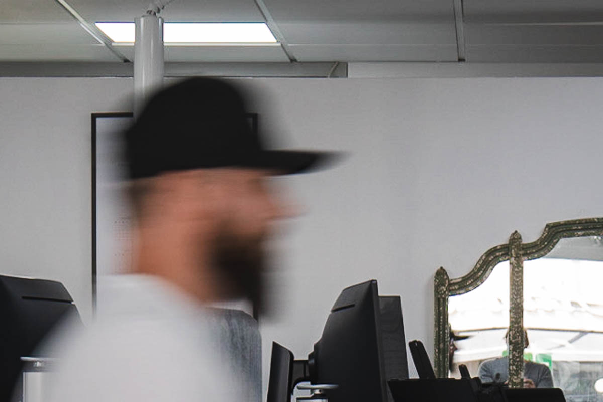 Ihmishahmo vauhti päällä.